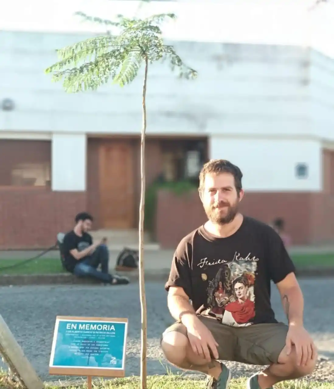 Marcos y un árbol plantado en memoria de Luis y Patricia.