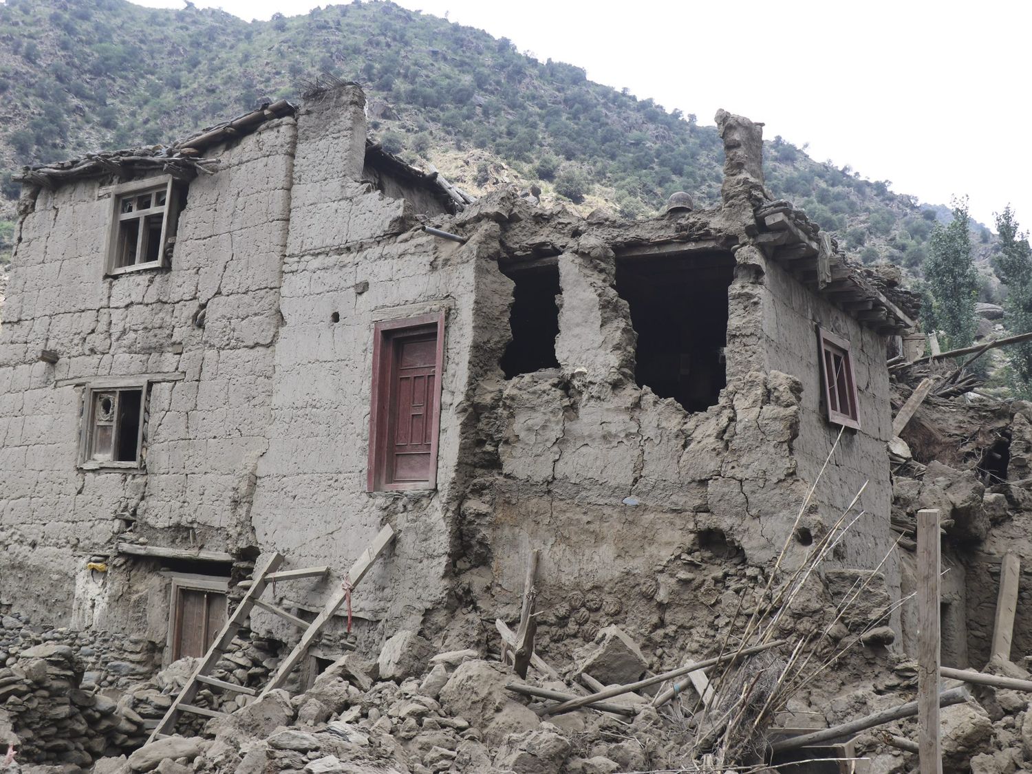 Un sismo en Afganistán provocó la muerte de al menos 812 personas