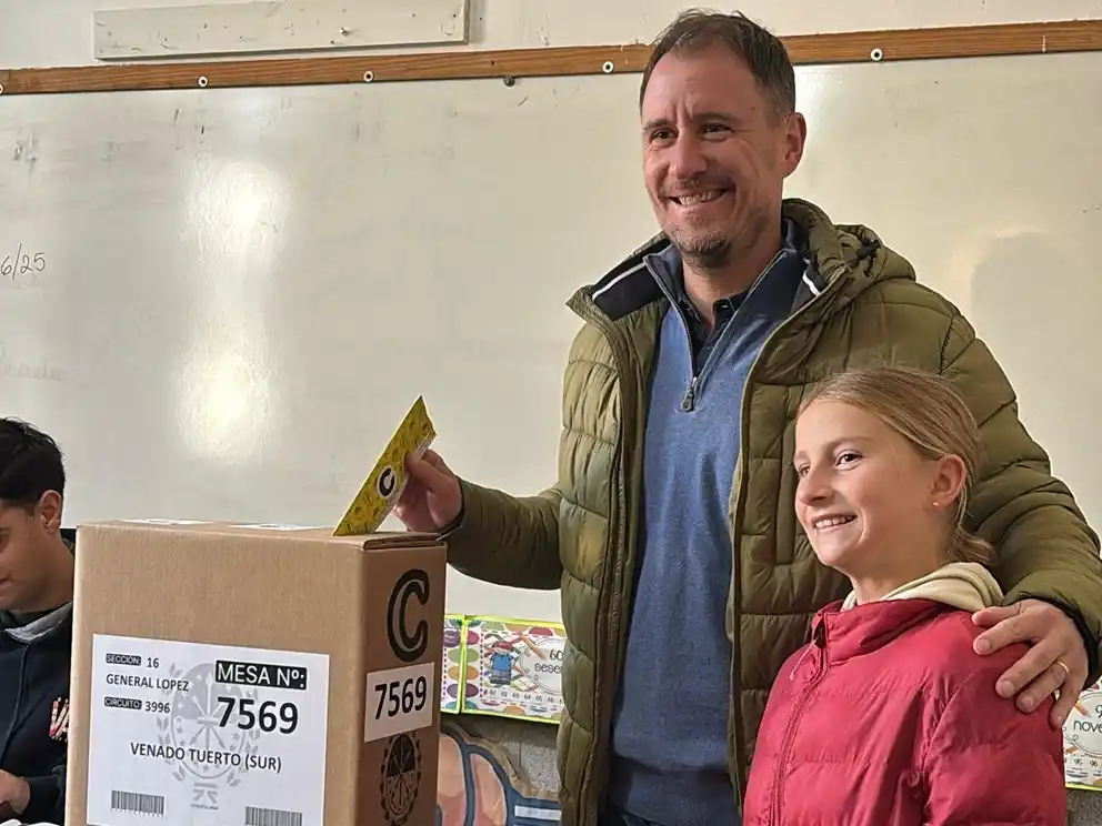 Pellegrini votó en la Escuela Nº 496 acompañado de una de sus hijas.