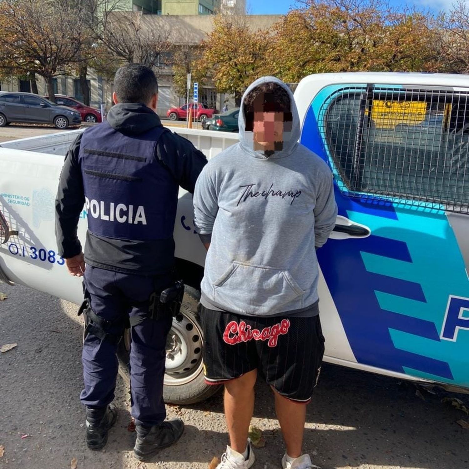 Denunció a su nieto que violó una restricción de acercamiento