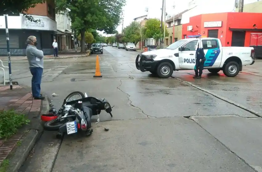 Borracho, sin licencia ni seguro embistió a una moto