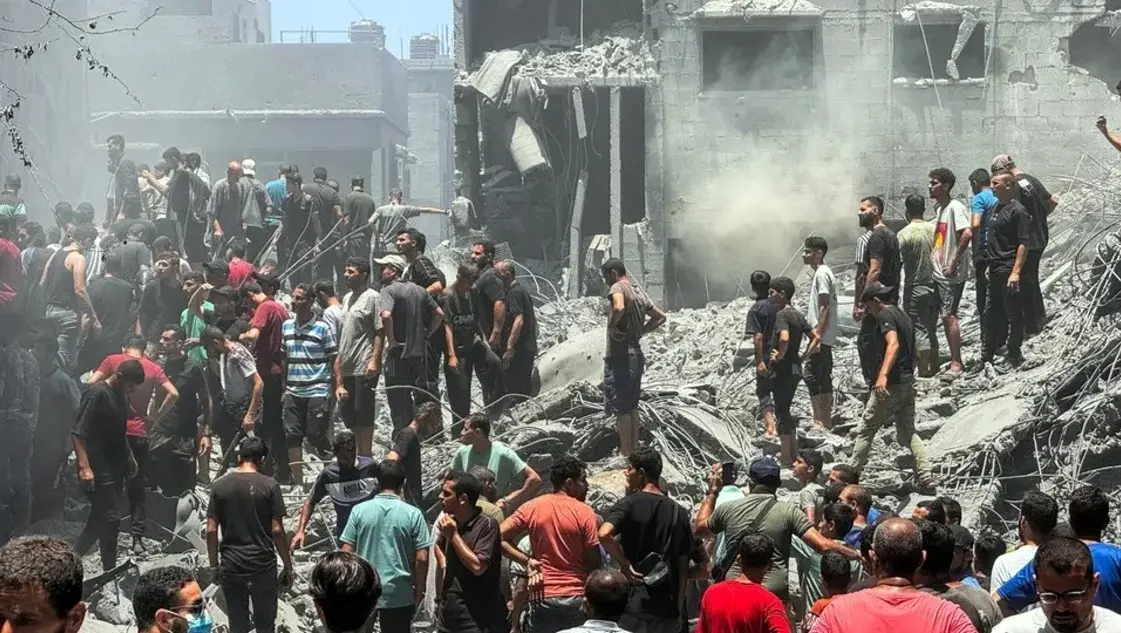 Decenas de palestinos buscan víctimas en las ruinas de un edificio