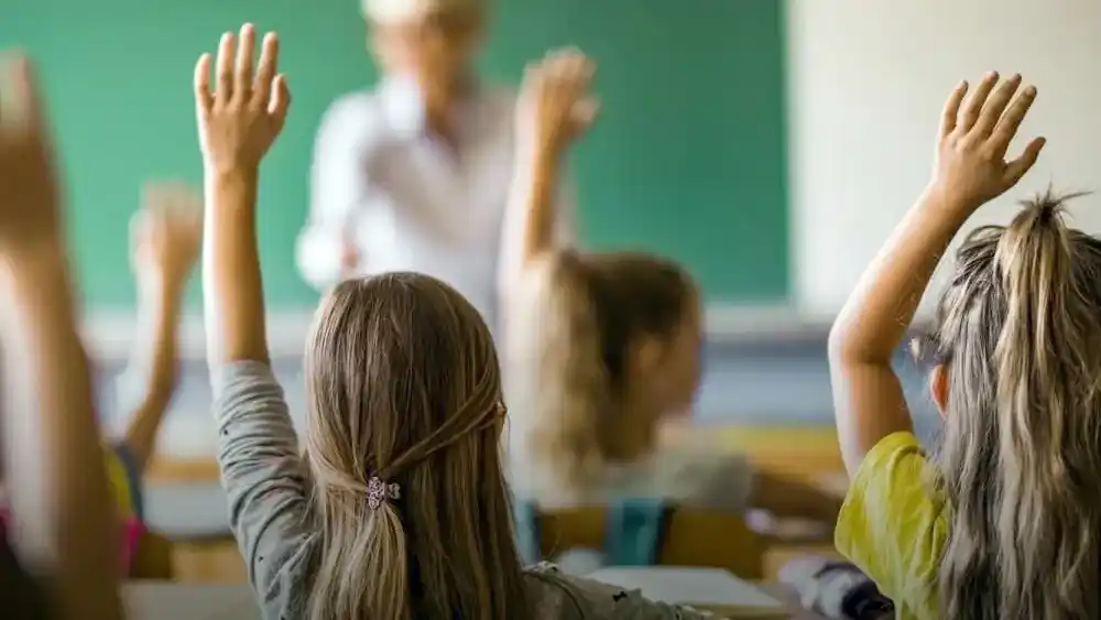 Alumnos y un docente en el aula.