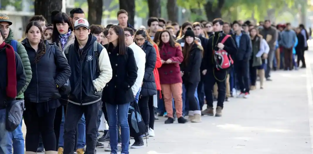 En seis meses se duplicó la cantidad de personas que recibe la prestación de desempleo