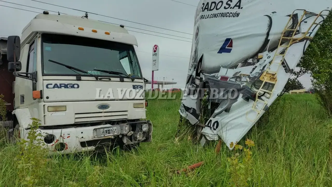 Un camión se desplazó desde una estación de servicio y chocó contra un cartel en la Ruta 228