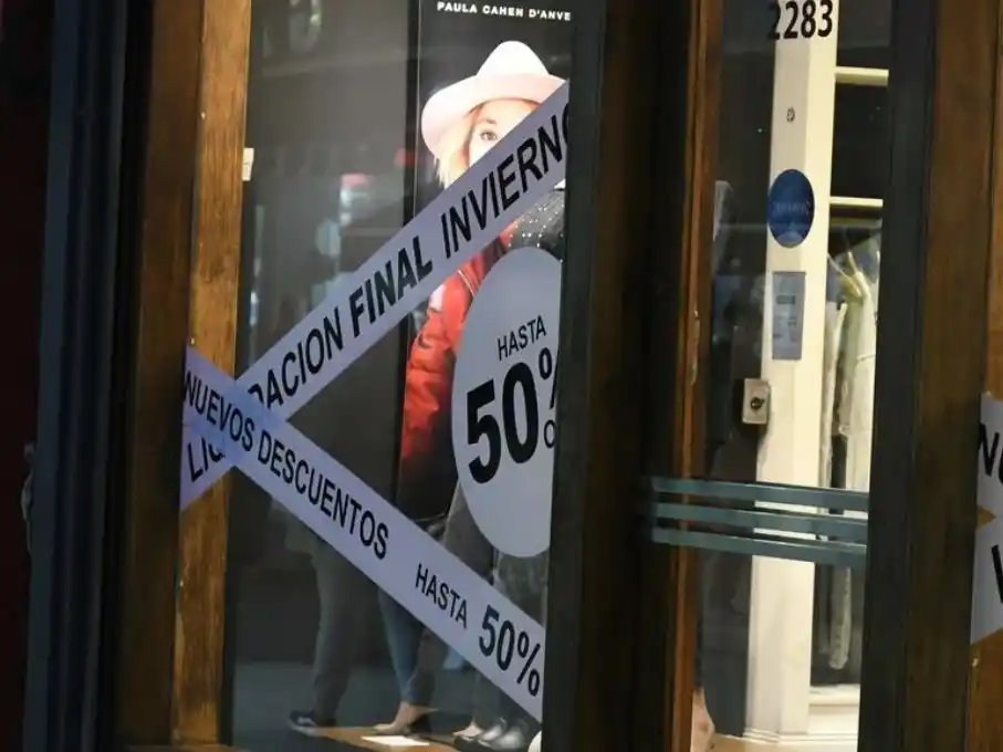 Apenas entrado el invierno, los locales liquidan la ropa de estación. Foto: Manuel Fabatía.