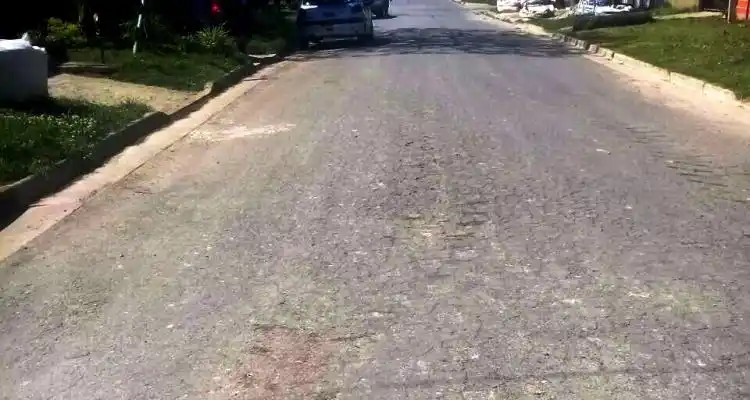 Una máquina que trabajaba en la pavimentación de un barrio rompió el asfalto de otro