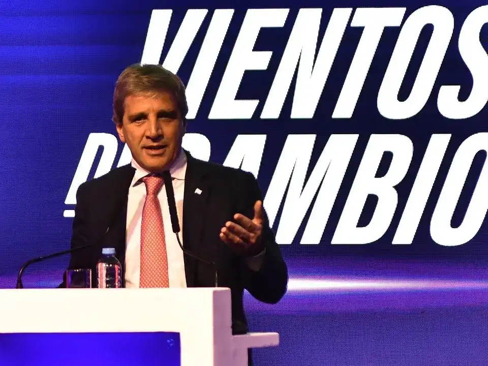 Luis Caputo salió al cruce de los industriales y los acusó de vender bienes caros y de menor calidad a los argentinos