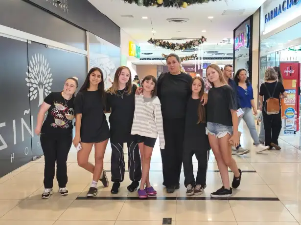 La profesora Passarello junto a sus alumnas en Brasil.