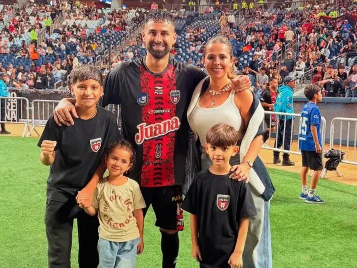 El futbolista argentino Lucas Trejo junto a su familia, hoy desaparecida tras el terremoto en Venezuela. Foto: Redes