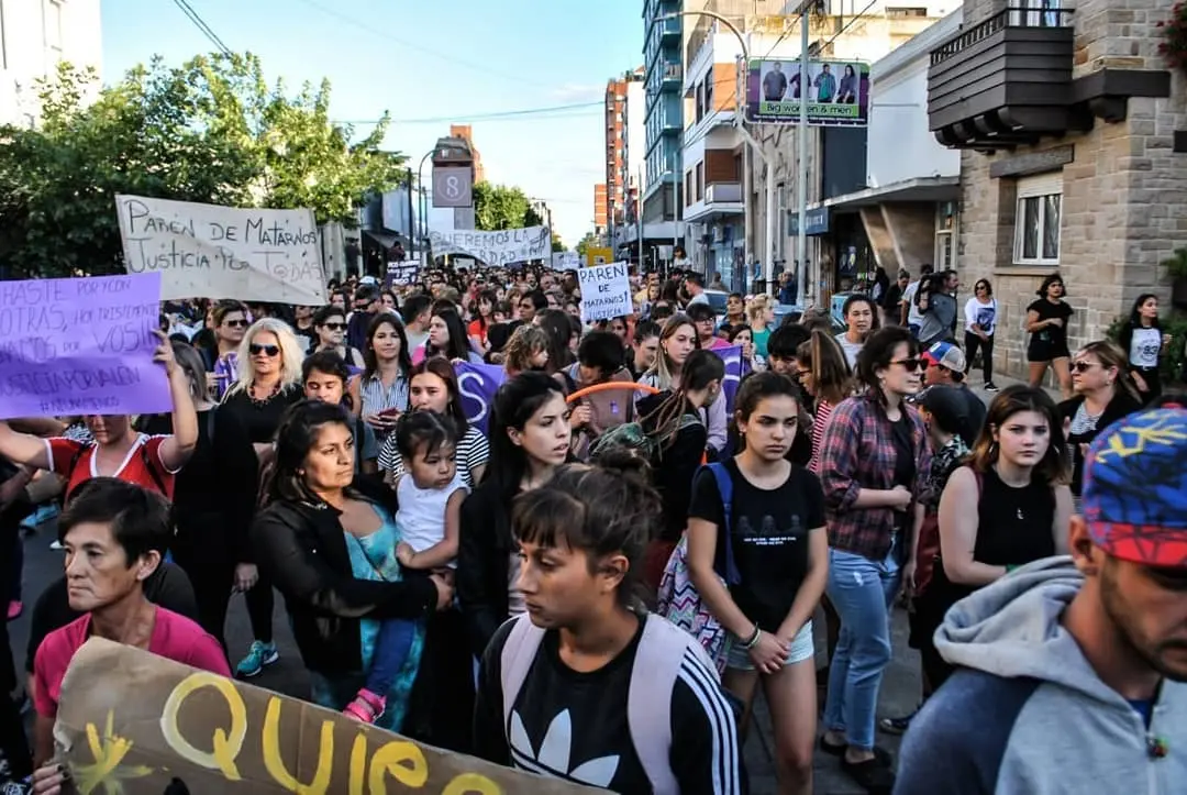 "Justicia por Valen": Multitudinaria marcha por el femicidio de Valentina Gallina en Olavarría