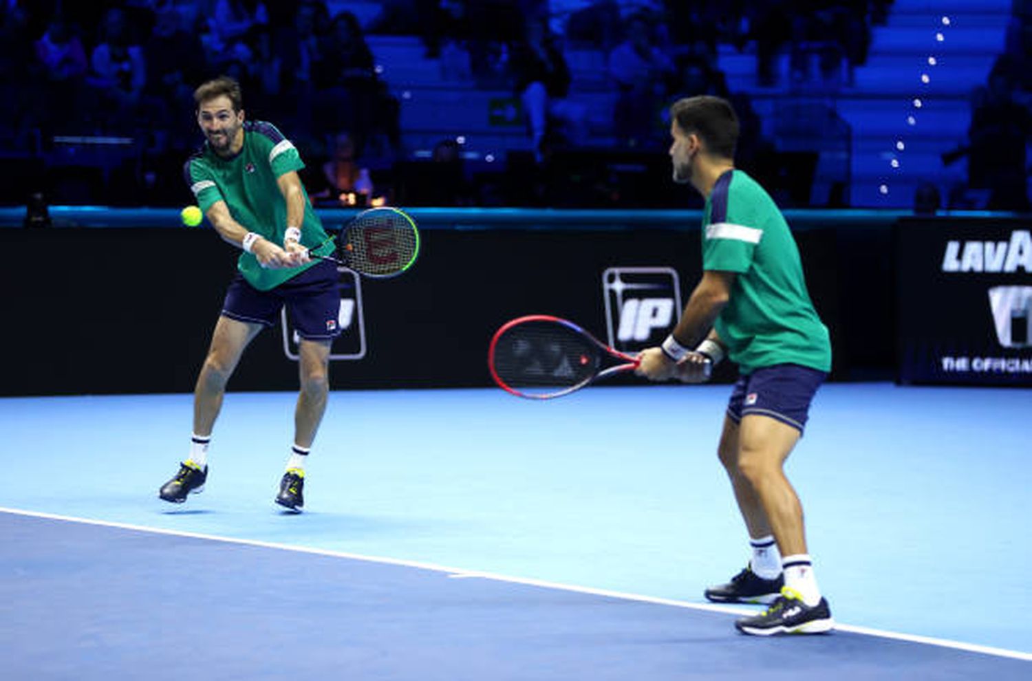 Gonzalez y Molteni salen a la cancha.