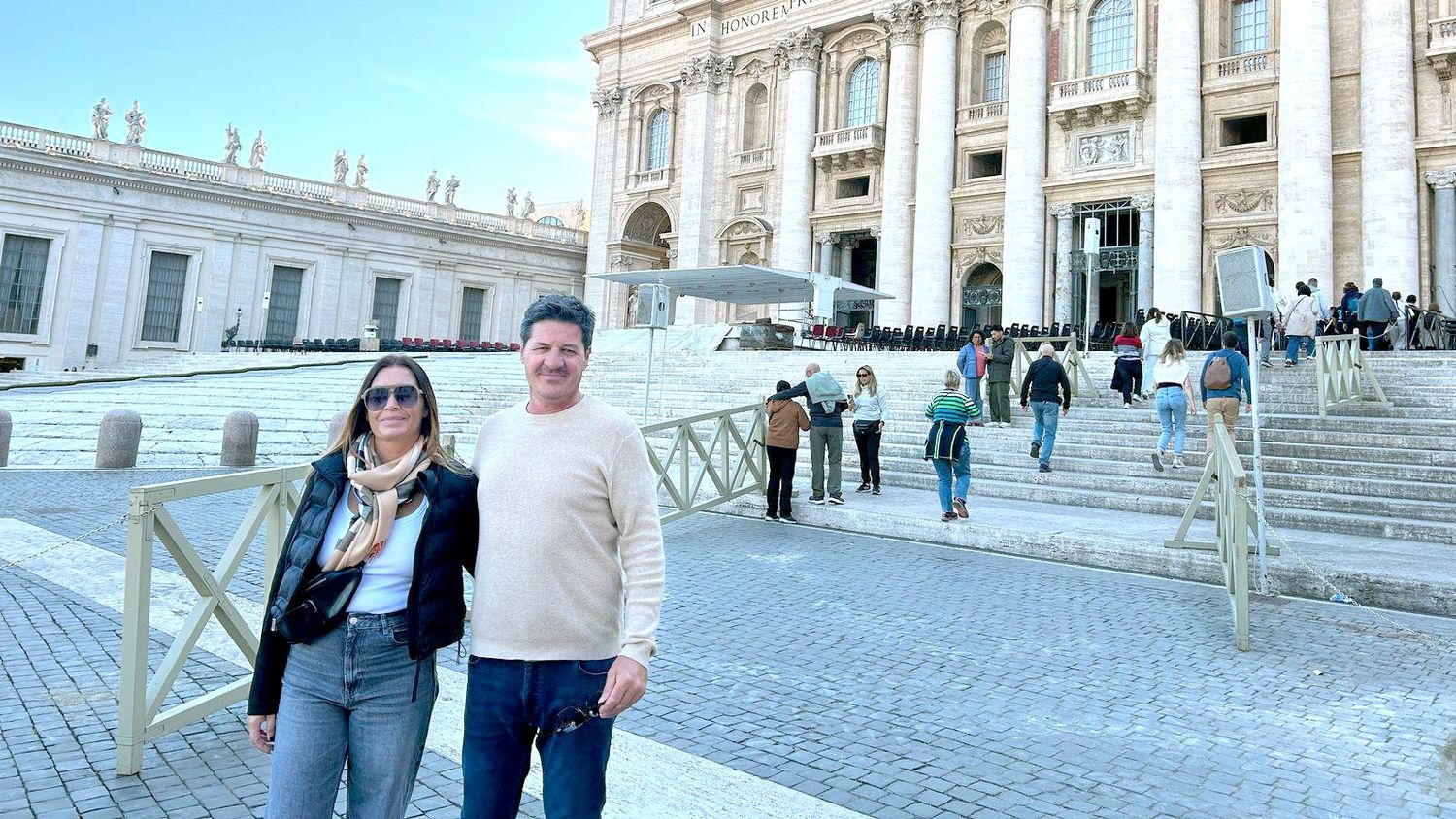 Último adiós. El que le dieron al Papa Francisco, Sebastián Irazoqui junto a su esposa Romina Cabral