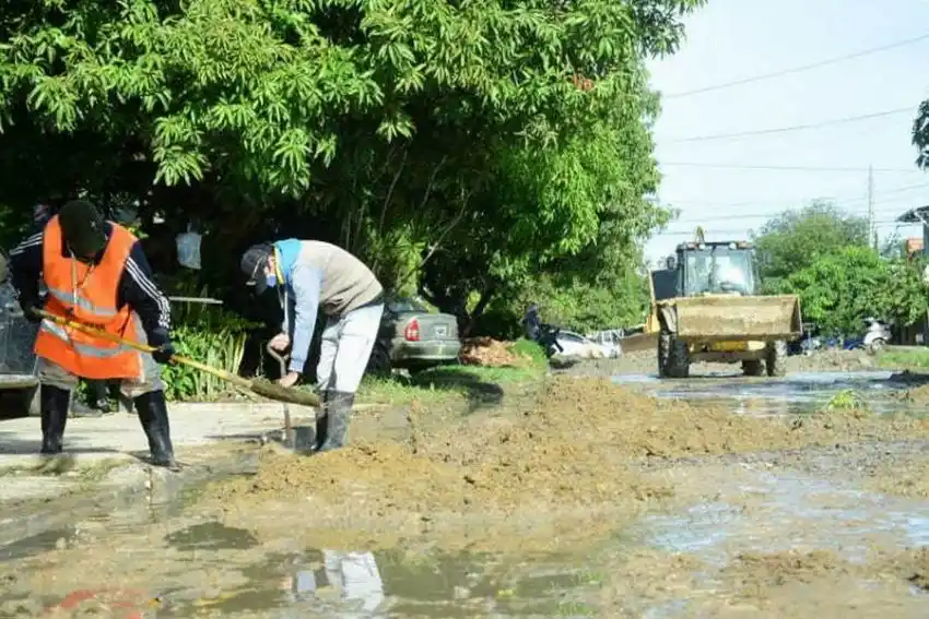 Optimización de calles y limpieza de desagües pluviales en varios sectores de la ciudad