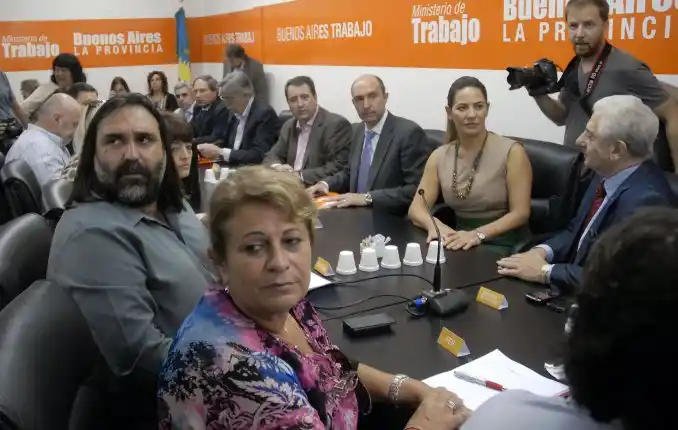 Docentes piden aumento del 30% en la primera reunión paritaria de 2015