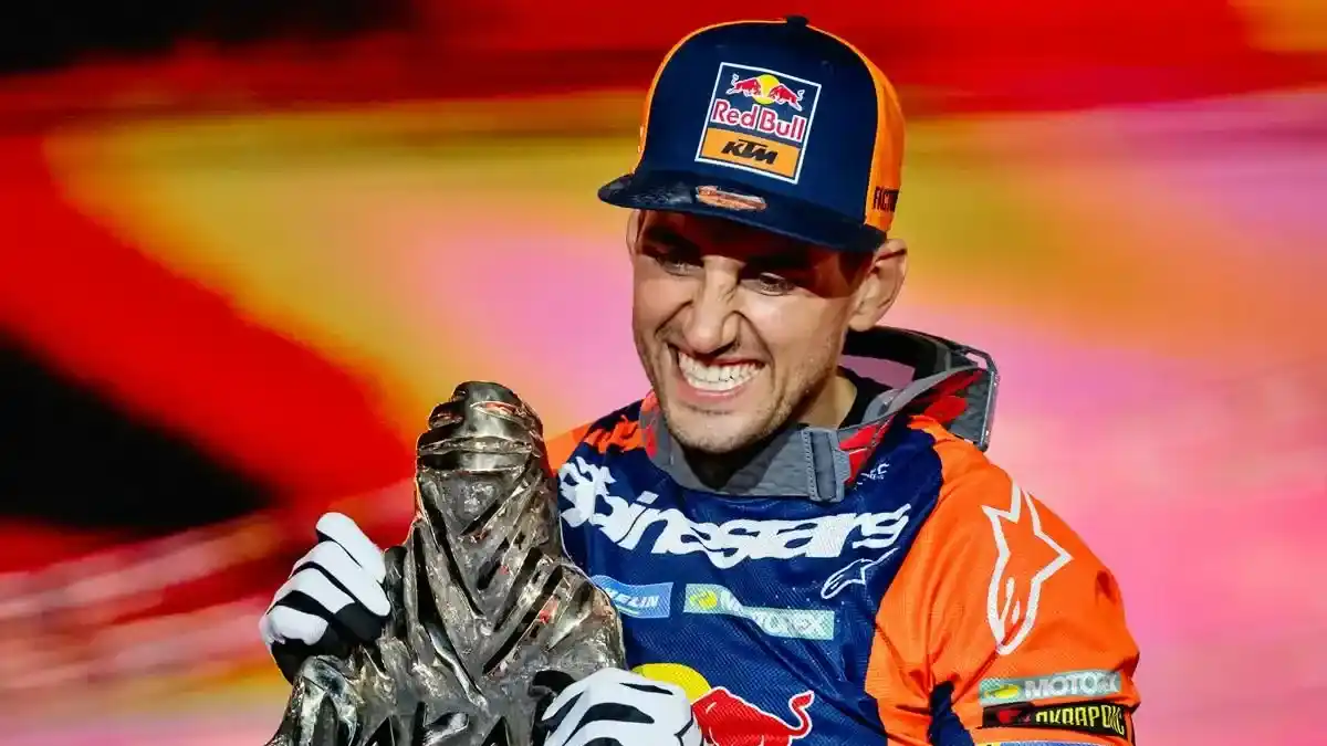 Benavides celebró en el desierto tras completar la última etapa de la competencia