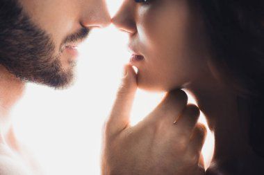 Cuando la intimidad no necesita palabras: el deseo puede ser el primer lenguaje del amor.