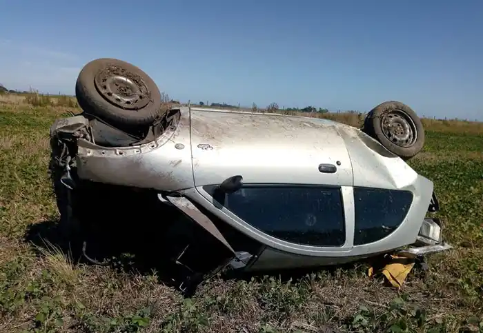 Un joven herido, luego de un despiste y vuelco en ruta 227