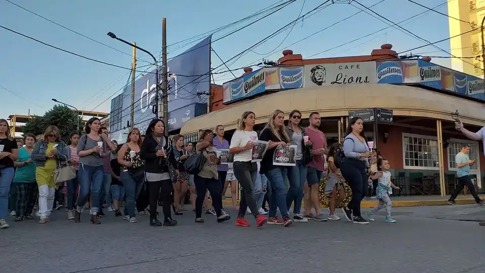 Pilar: con pancartas y velas, hubo marcha por el femicidio de Laura Sirera, la funcionaria del gobierno de Achával