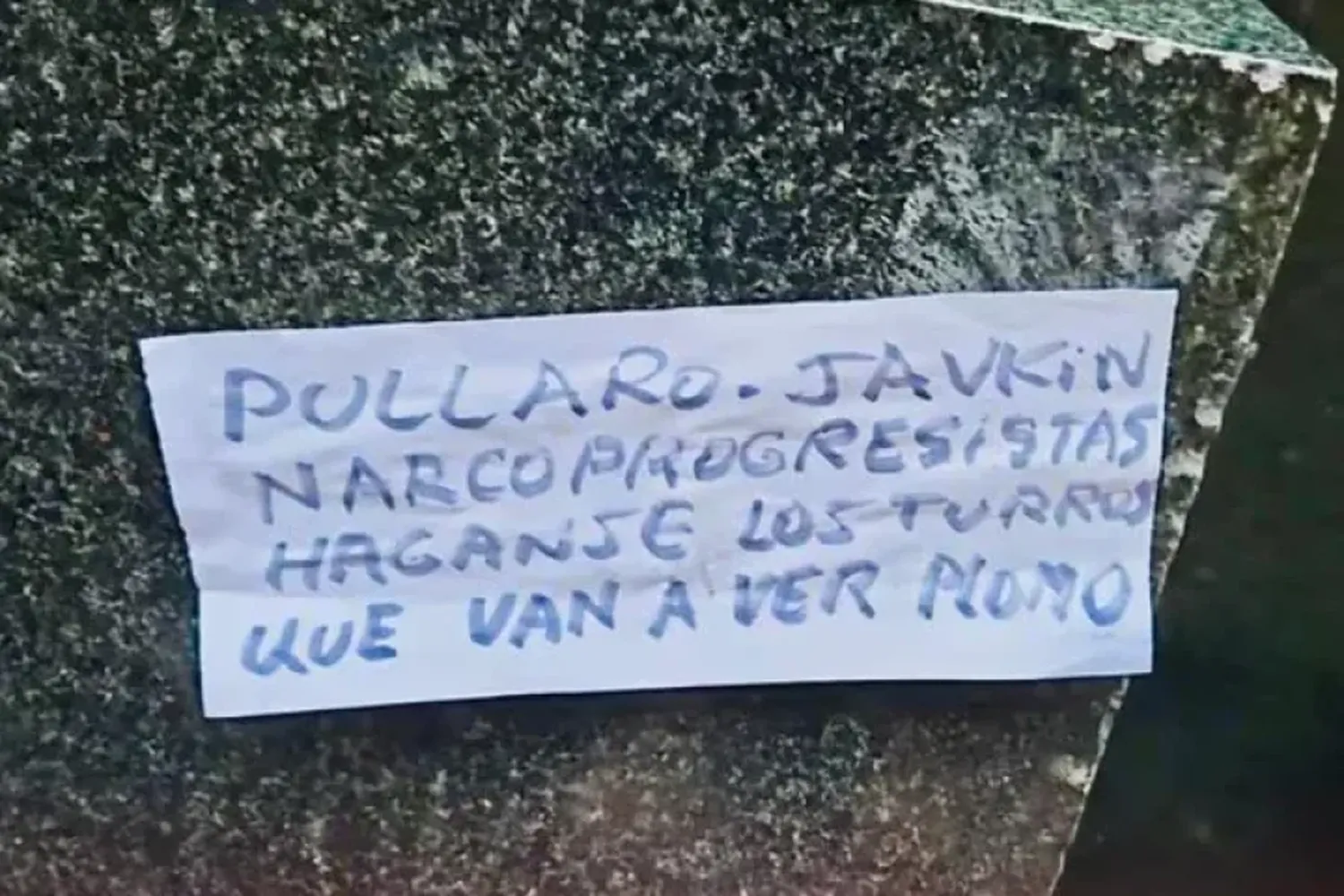 Carteles intimidatorios en las veredas de Rosario