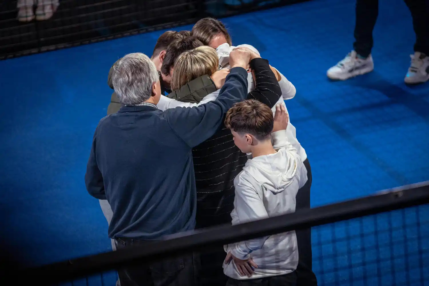 Fernando Belasteguin abrazado por su familia