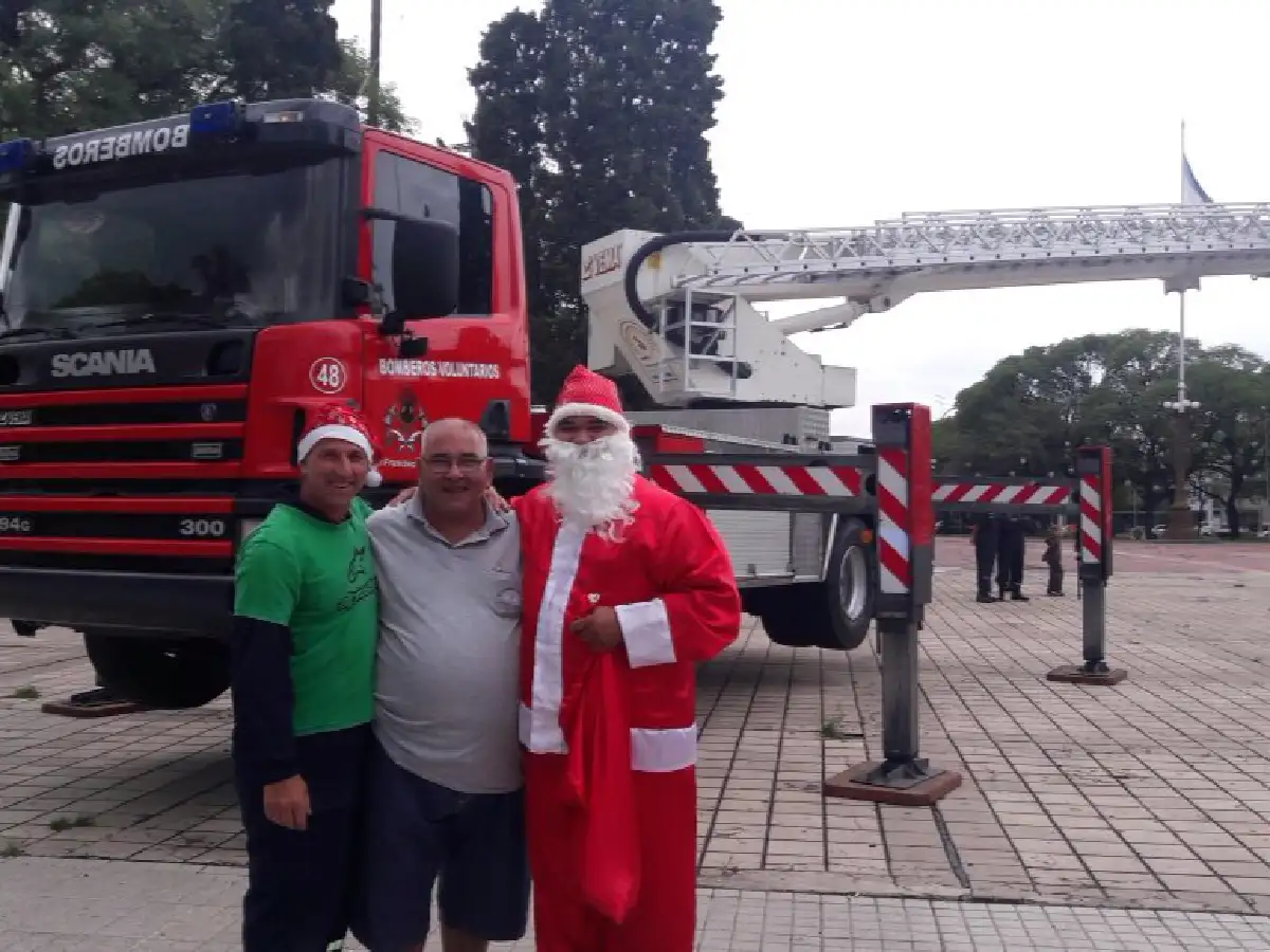 BOMBEROS PRESENTA SU ESCALERA CON PAPÁ NOEL