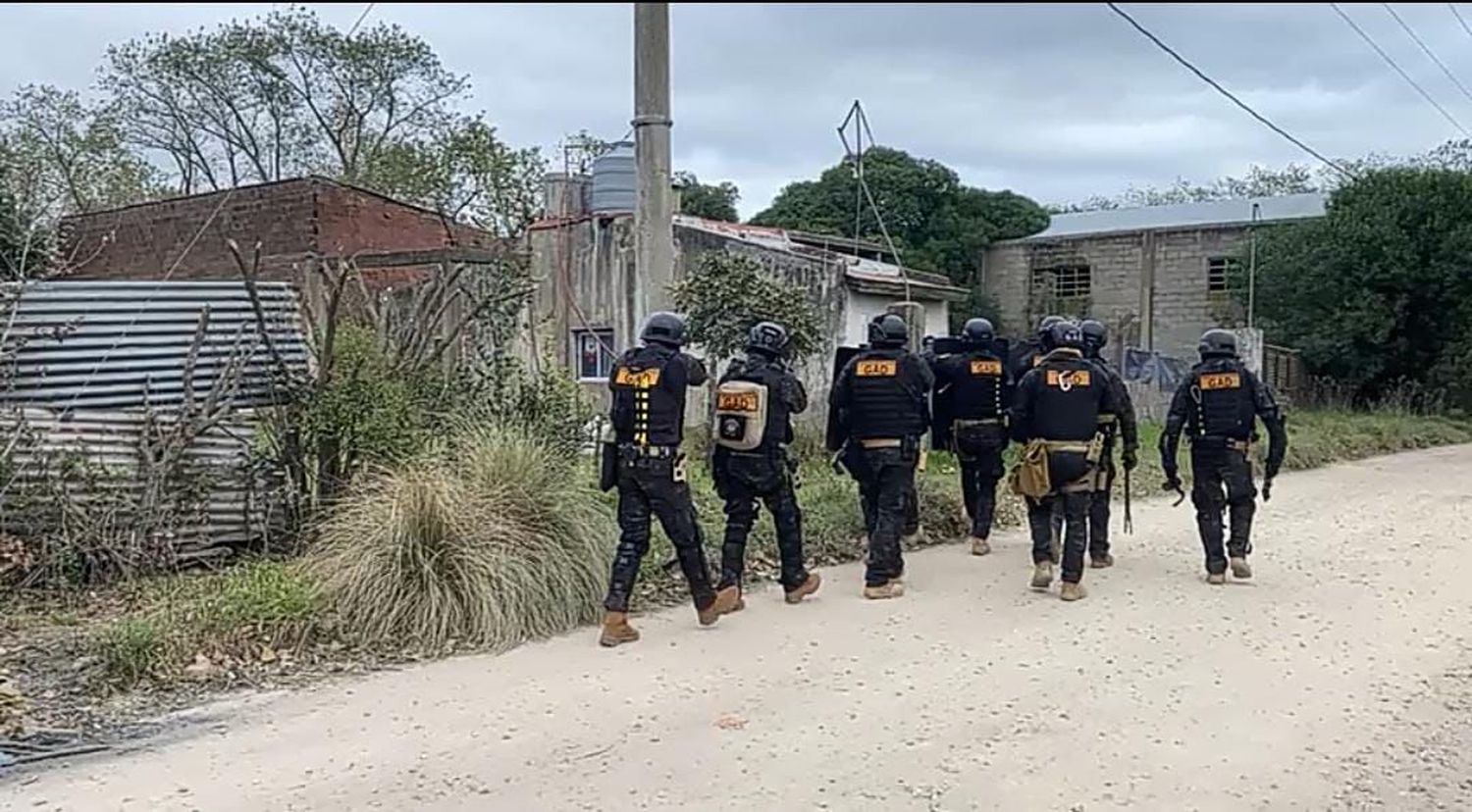 Allanamiento para detener a un hombre en zona oeste.