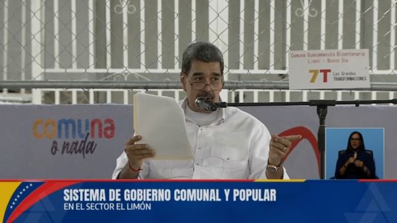 Maduro reafirma que la vía de Venezuela no es otra que la de las comunas