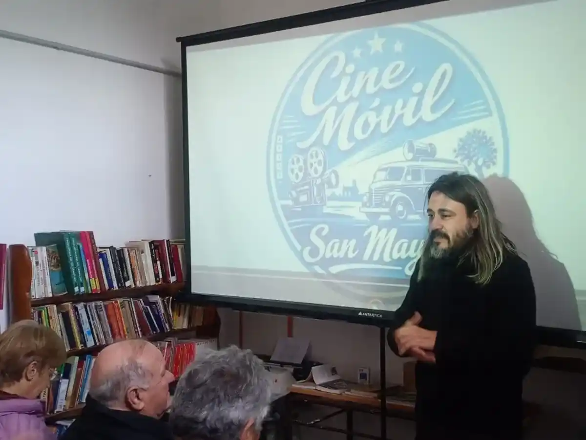 Juan Imperial dio las palabras de bienvenida. Es el impulsor de la iniciativa, la cual busca rescatar la época de oro del cine nacional y proyectarlas por distintas localidades y espacios para fortalecer los lazos comunitarios de los pueblos y parajes rurales