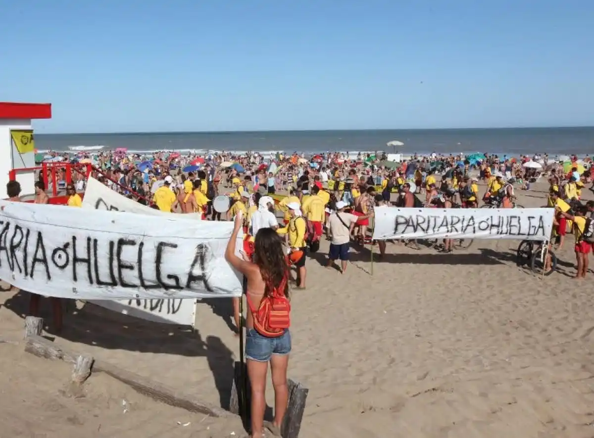 Los guardavidas encabezan otra jornada de protesta en Pinamar.
