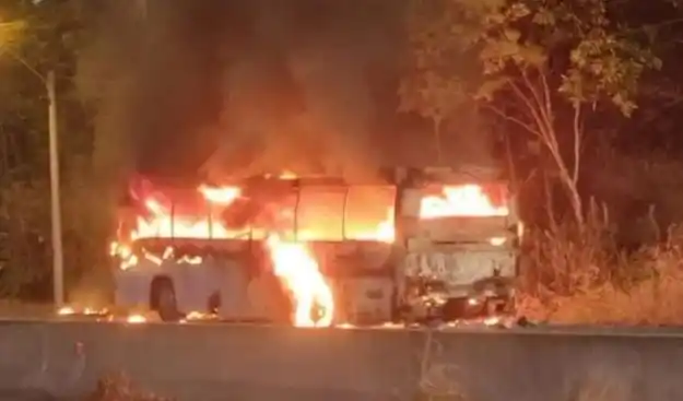 ¿HABÍA VENEZOLANOS? Incendiado nuevo autobús en Panamá lleno de migrantes que cruzaron el Darién