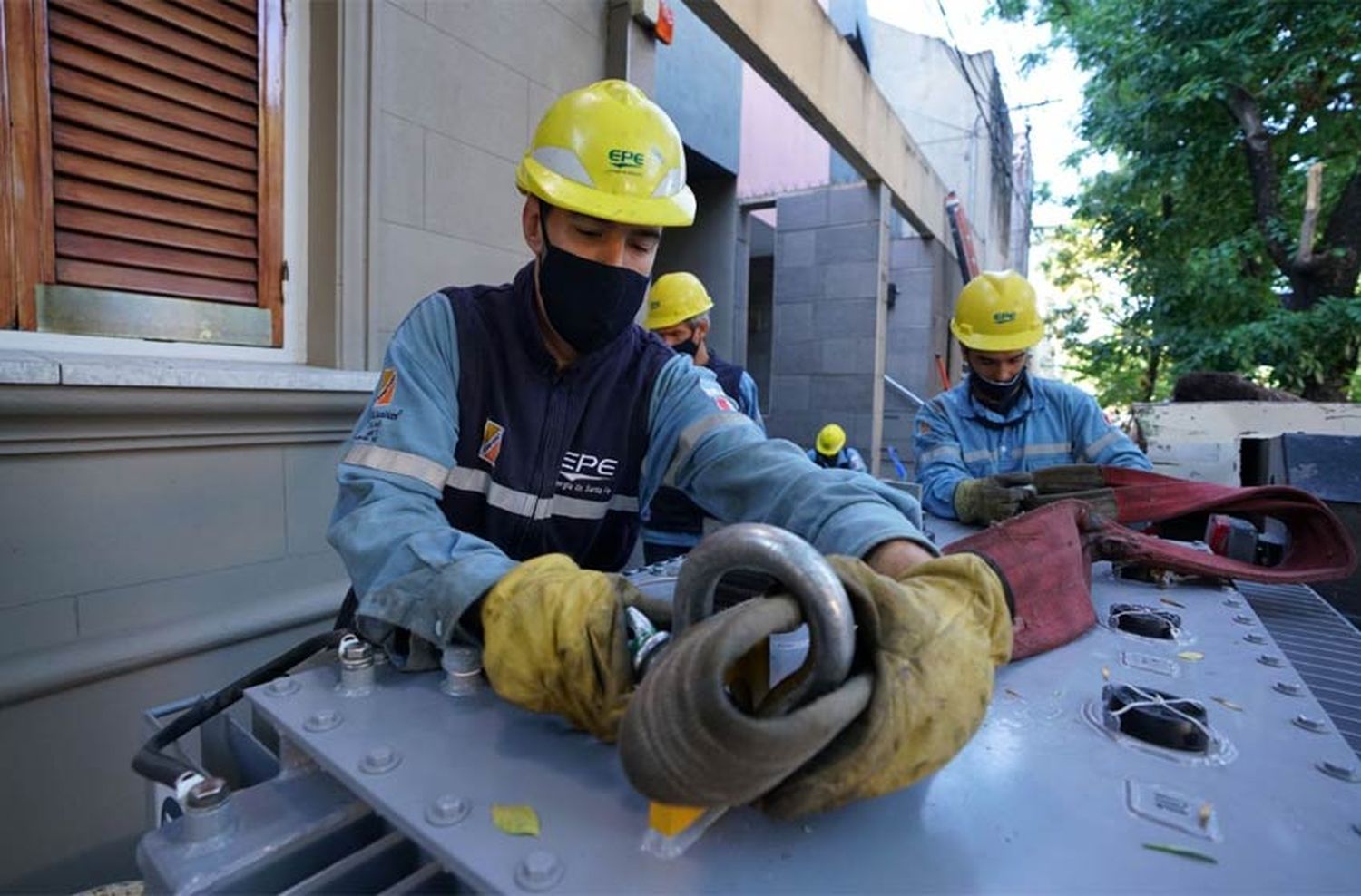 Sin luz y con 40 grados: en una jornada agobiante, gran parte de Rosario no tiene energía eléctrica