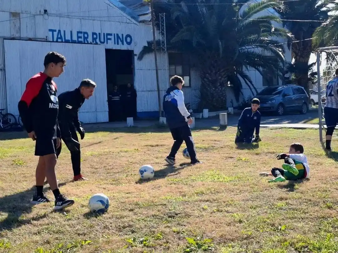 Entrenamiento para jóvenes porteros de Rufino.