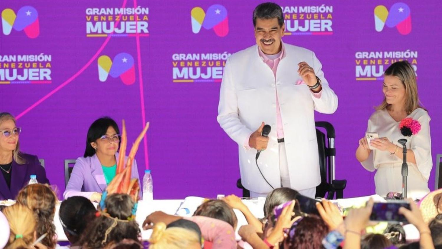 PARIENDO PERO… Maduro anunció la entrega de 10 millones de dólares a 33.000 emprendedoras