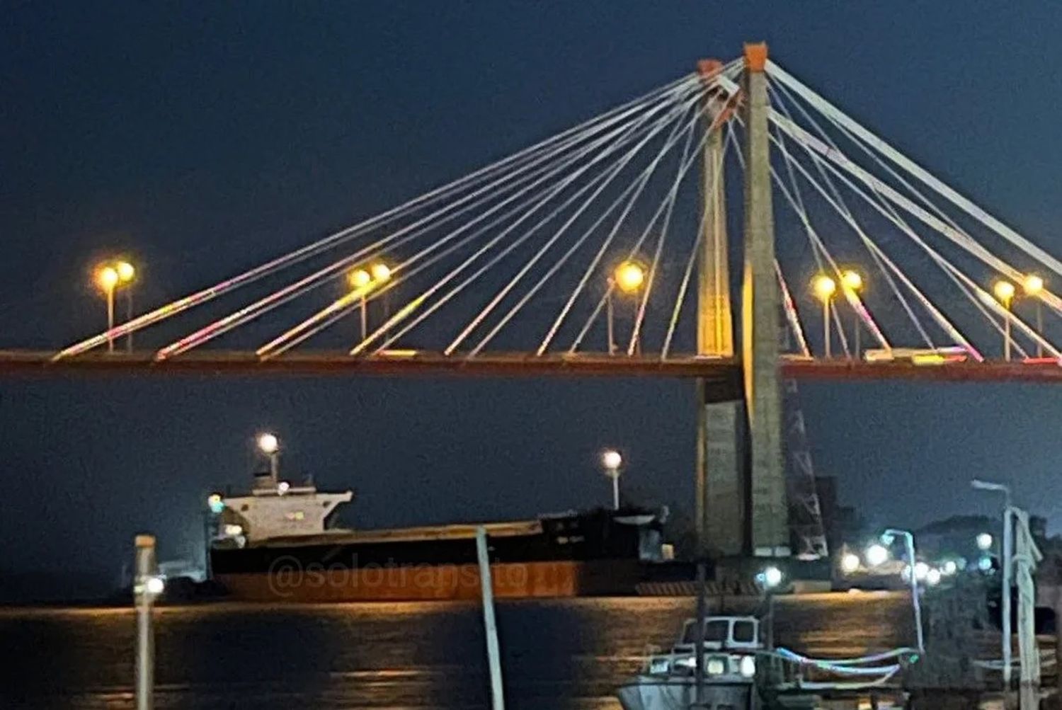 Un barco chocó contra el puente Zárate Brazo Largo