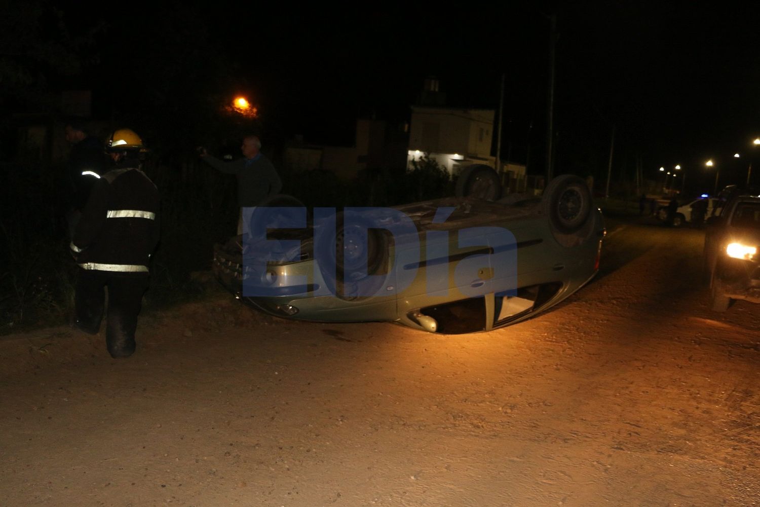 Doble vuelco en Asisclo Méndez: un auto quedó en el fondo del zanjón