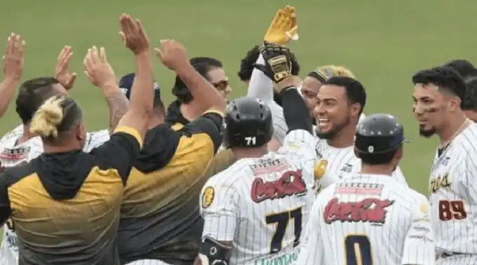A 1 JUEGO DE LA VICTORIA: Leones del Caracas se impone sobre La Guaira 7-2
