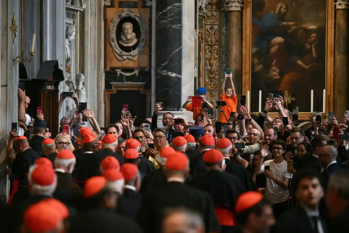 A LA ESPERA DEL CÓNCLAVE, multitudes rinden homenaje al Papa Francisco (+Video)