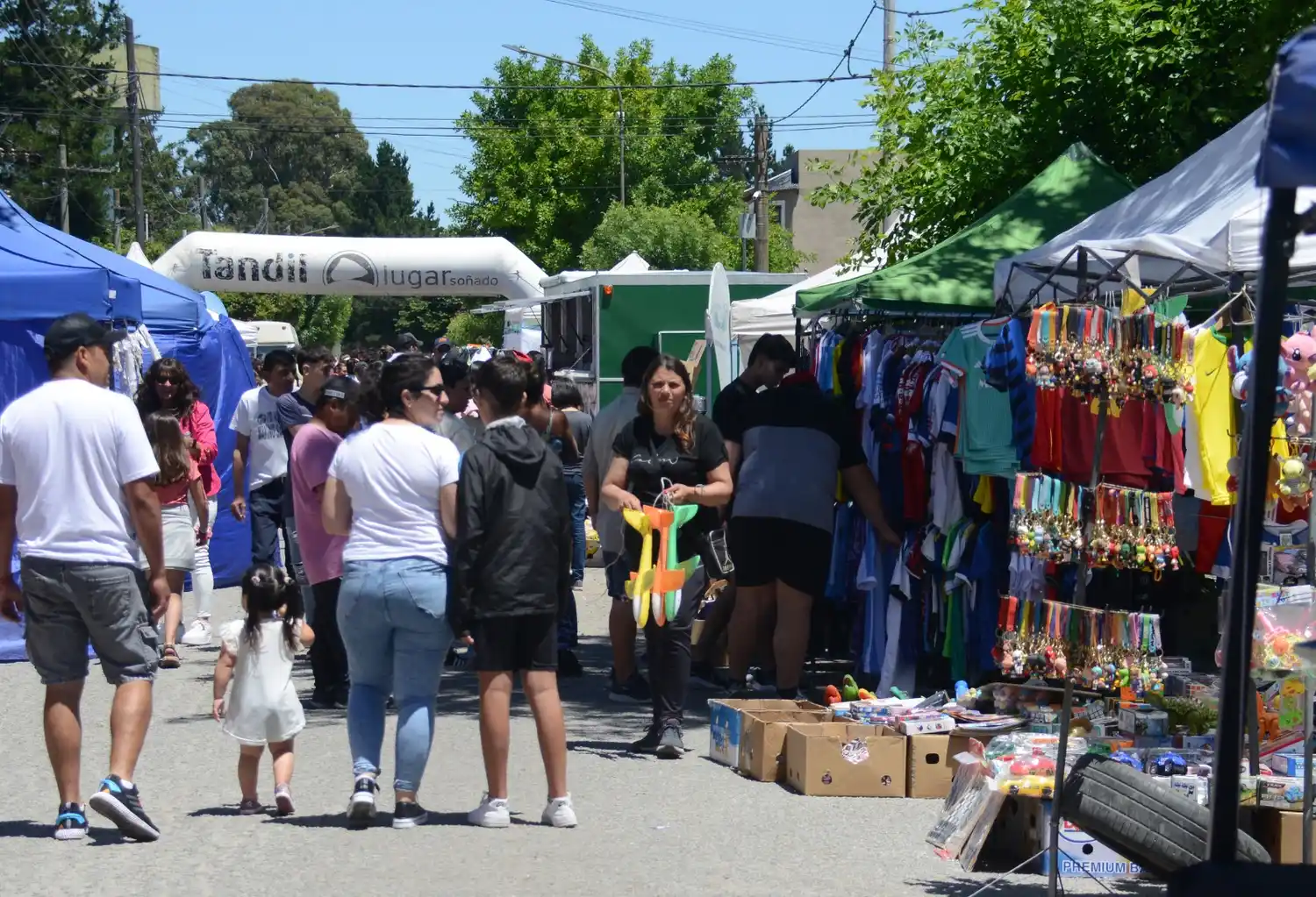 Durante el día se podrá recorrer la Feria de Emprendedores en la plaza San Martín, con productos regionales, artesanías y propuestas gastronómicas.