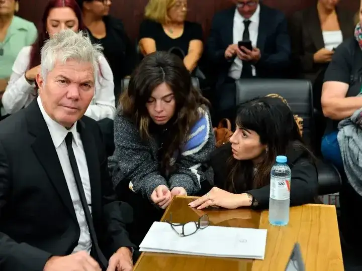 Burlando junto a Dalma y Gianinna en el primer juicio.