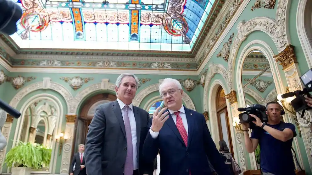 Pablo Quirno y Mario Lubetkin, en la sede de la Cancillería uruguaya, donde se reunieron por el proyecto de hidrógeno verde previsto para Paysandú. (Foto: Cancillería Uruguay)