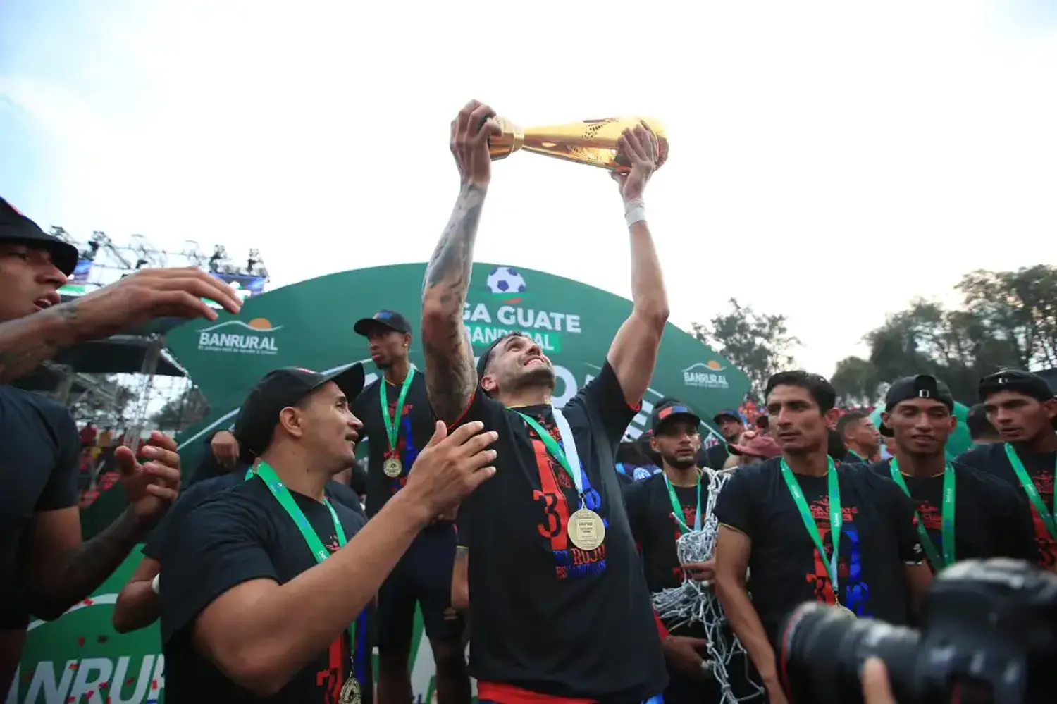 Ramiro Rocca levantando el trofeo de campeón.