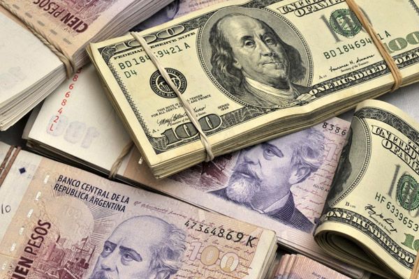 Dólar blue baja a 12.50, con las "cuevas" paralizadas