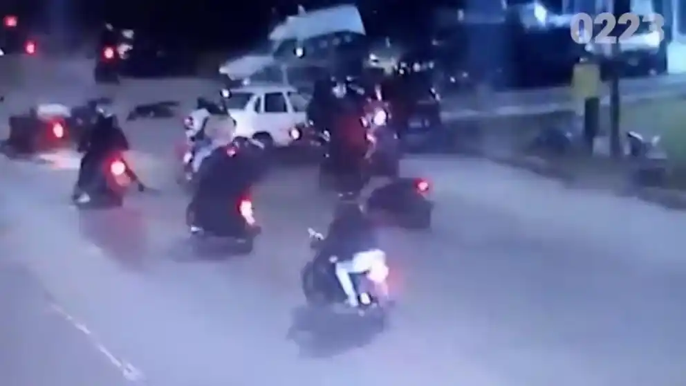 Las cámaras de seguridad captaron el accidente múltiple que involucró a más de cien motociclistas y dejó graves consecuencias (Captura de video)