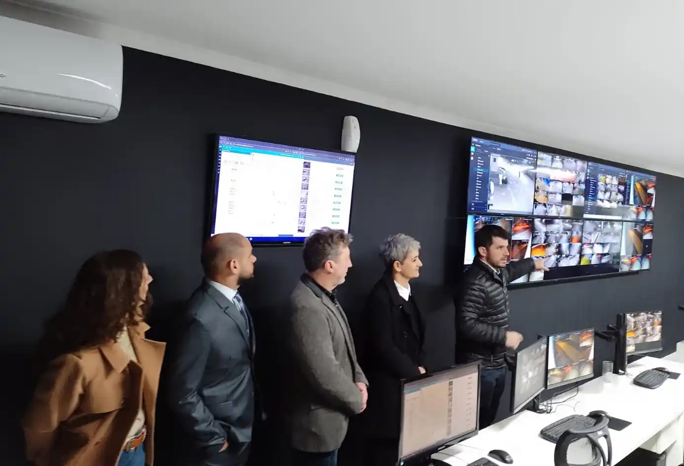 El intendente junto al equipo de Control Urbano mostrando la Central de Monitoreo en acción. Foto: Sur24