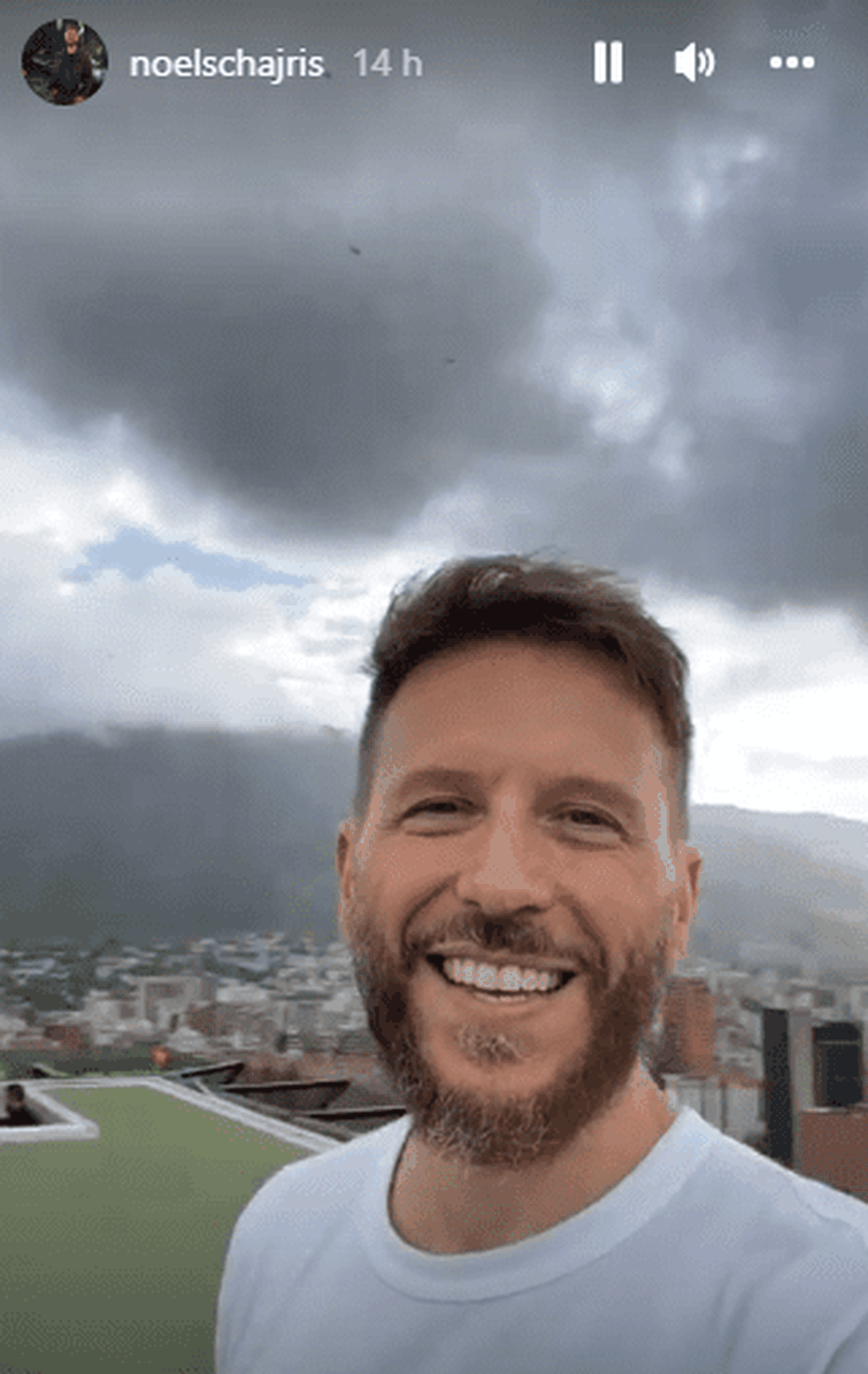 Noel Schajris en las alturas del hotel donde se hospeda. Foto Instagram