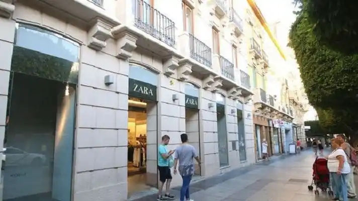 ¿SERÁ UN ENCHUFADO? Venezolano compra edificio de Zara por 6 millones de euros en España