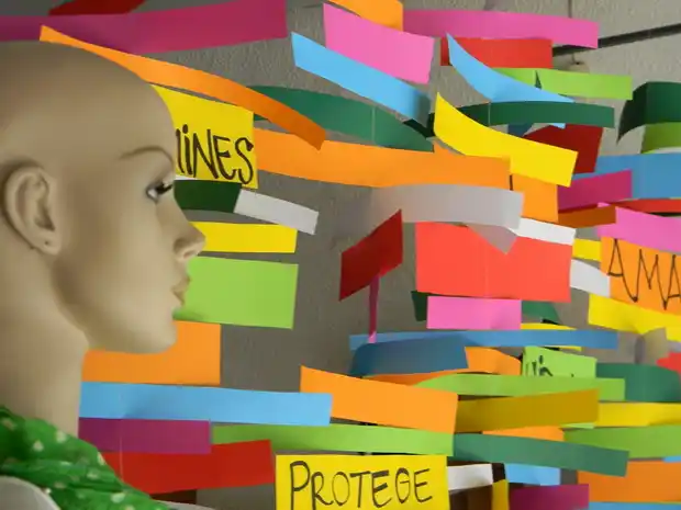 Los comercios comenzaron a vestir sus vidrieras con un mensaje para la ciudad