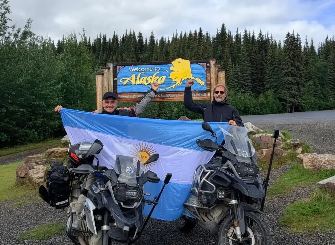 Marplatenses llegaron a Alaska en su travesía en moto