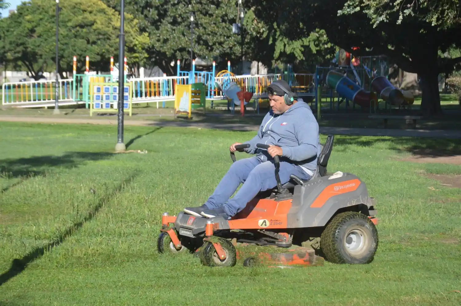 Corte de césped en espacios públicos.